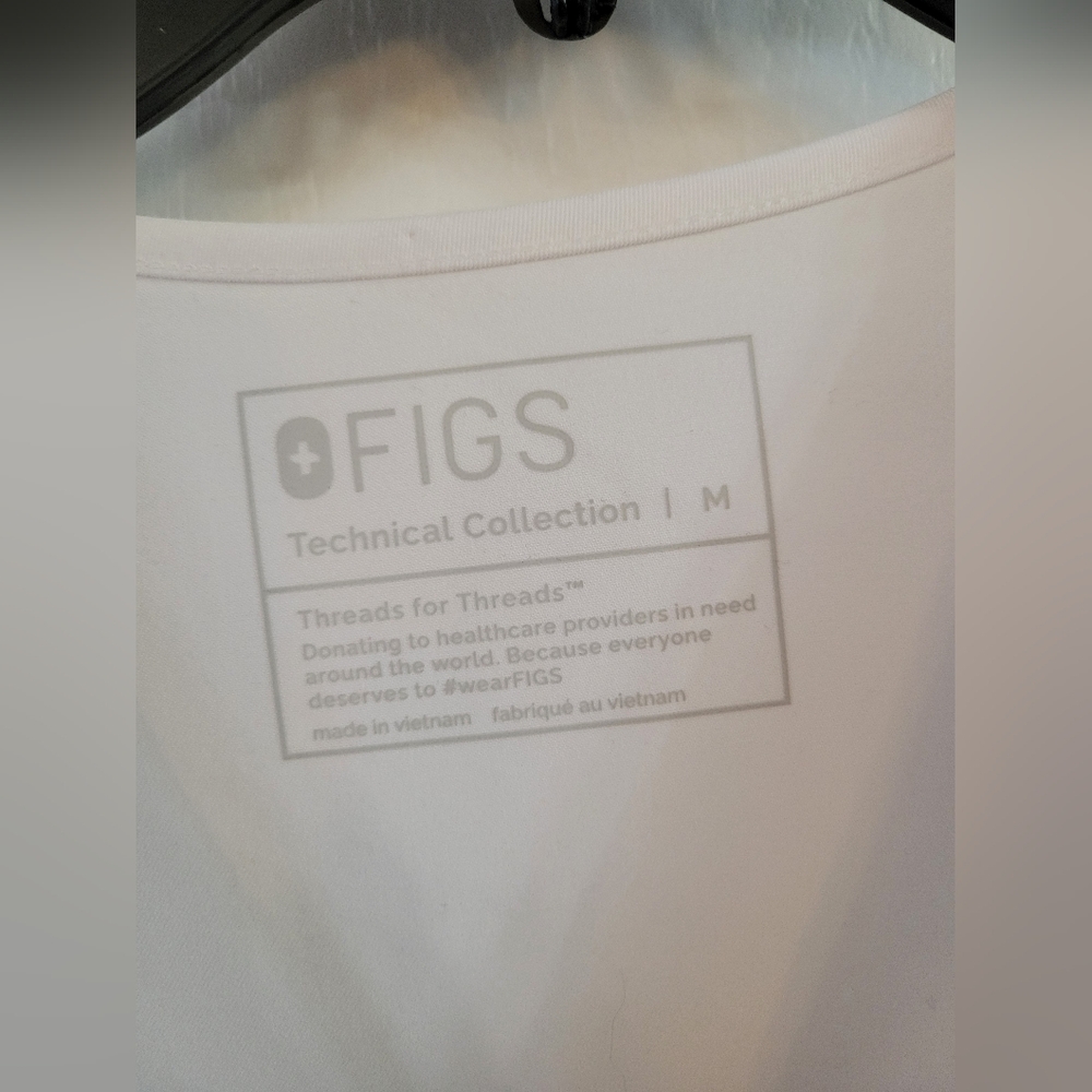 NWOT FIGS Casma Three-Pocket Scrub Top White Size Medium - Picture 4 of 9